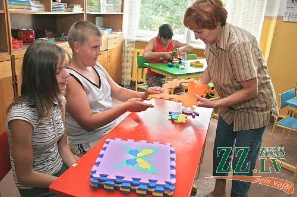 Jelgavas Speciālās pamatskolas skolotāja Inta Anstrate ierāda audzēkņiem puzles salikšanu.
Autors: Agris Samcovs.