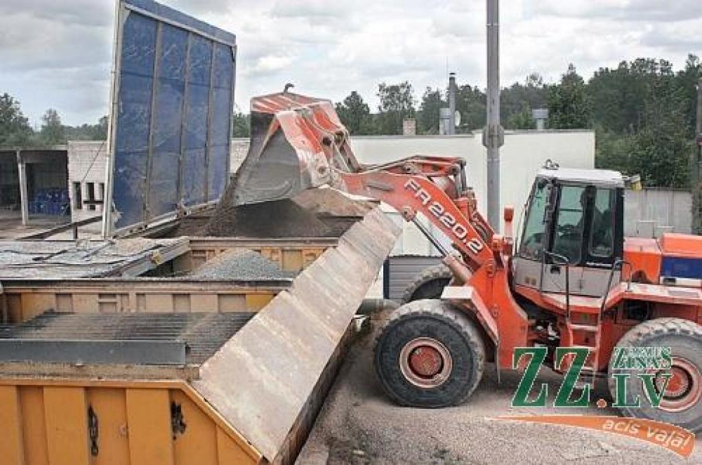 SIA «Jelgavas MB» valdes loceklis Uldis Sokolovskis par uzņēmuma nākotni ir drošs, un šogad uzņēmums plāno saražot un pārdot ap 50 tūkstošiem tonnu betona.
Autors: Agris Samcovs.