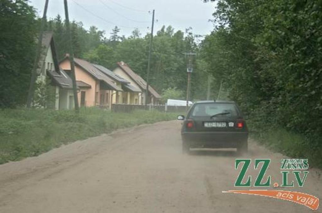 Vecā ceļa iedzīvotājiem sausā laikā dzīve paiet kā putekļu mākonī.
Autors: Agris Samcovs.