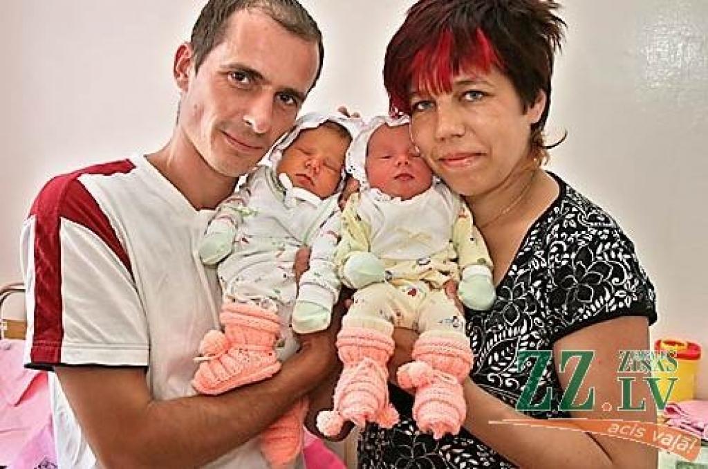 Anda Grīnberga un Jānis Liepnieks ar savām dvīņu princesītēm Dārtu un Danielu.
Autors: Agris Samcovs.