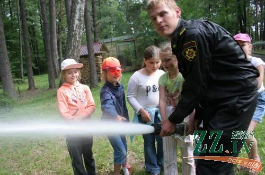 Ugunsdzēsēju šļūtenes ūdens strūkla sasniedz līdz pat divdesmit metru attālumu. Trāpīt mērķim - uz stabiņa noliktai konservu kārbai - nometnes bērni spēja itin viegli. Vienīgi, lai noturētu šļūteni rokās, vajag vīra spēku. 
Autors: Agris Samcovs.