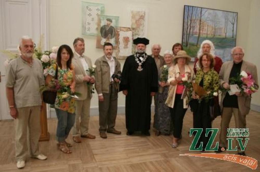 (No kreisās) Latvijas Mākslinieku savienības Jelgavas organizācijas valdes priekšsēdētājs Māris Brancis un izstādes darbu autori, kā arī LLU rektors Juris Skujāns un hercogs Ernests Johans Bīrons.
Autors: Agris Samcovs.