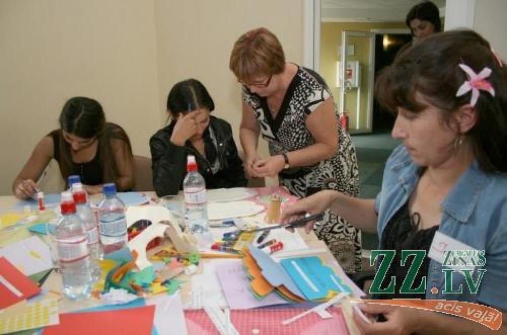 Inga Hmeļicka (no kreisās) uzsver ieinteresētību mācīties, lai čigānu bērniem būtu kādas iespējas turpmāk izglītoties.
Autors: Agris Samcovs.