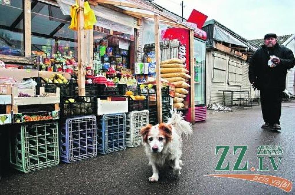 Otrdienas rīta pusē «Ziņām» Jelgavas tirgū aizdomīgus pārtikas produktu piedāvātājus pamanīt neizdevās, jo «ielu tirgoņi» tur parasti sastopami, kad tirgū ir vairāk apmeklētāju. Tomēr arī citi pārdevēji ne labprāt tūlīt atklāj preču derīguma termiņu, turklāt uz iepakojuma tas pat nav ieraugāms.
Autors: No «Ziņu» arhīva.