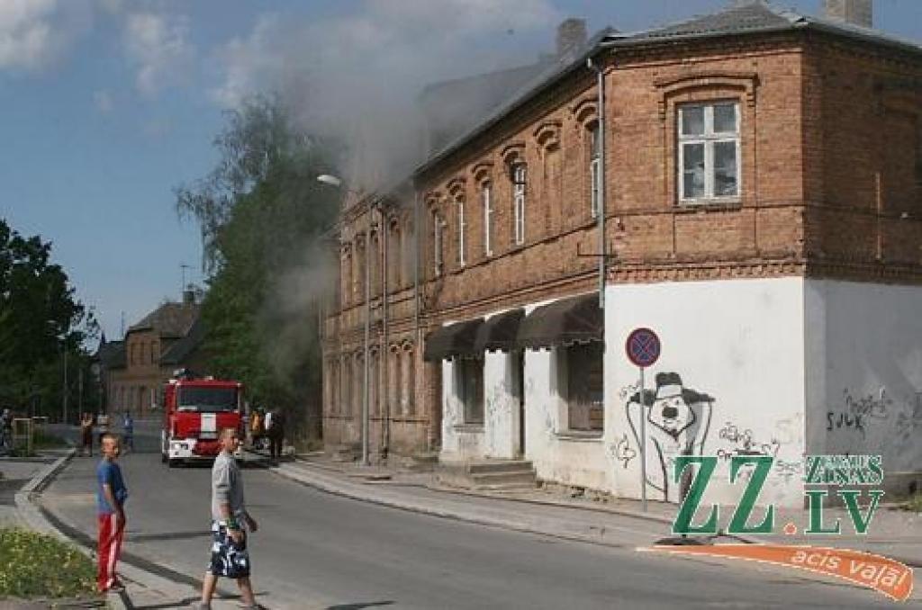 Neapdzīvotajā māja Tērvetes ielā ugunsgrēks izcēlās pirmdienas pēcpusdienā.
Autors: Inga Karlinska.