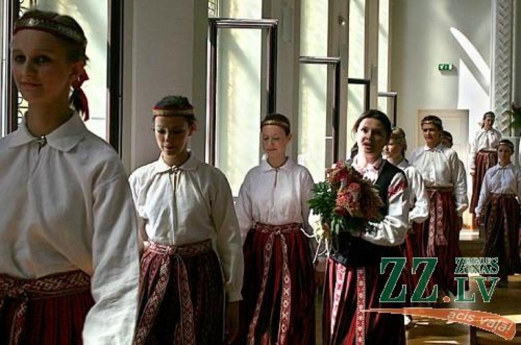Skatuvi atstāj Jelgavas 4.vidusskolas meiteņu koris «Spīgo»; centrā - Līga Celma.
Autors: Mārtiņš Zviedris.
