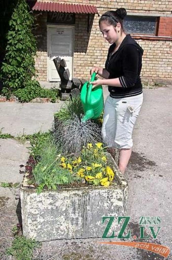 Kalnciema pilsētas vidusskolas 8.klases skolniece Sabīne Miķelsone uzticēto darbu pilsētas uzkopšanā veic atbildīgi. 
Autors: Krišjānis Grantiņš.