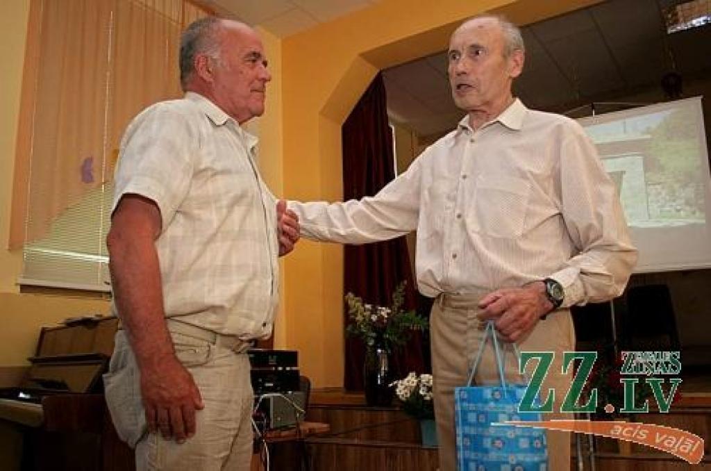Jelgavas 1.sanatorijas internātpamatskolas direktors Henrijs Kress un LKLSSB Jelgavas nodaļas vadītājs Artūrs Apinis.
Autors: Agris Samcovs.