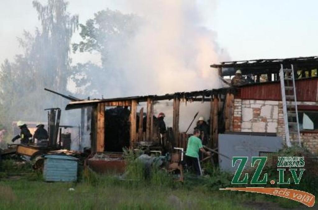 Dzīvojamo māju Viskaļu ielā izdevās glābt, taču saimniecības ēka nodega pilnībā.
Autors: Inga Karlinska.