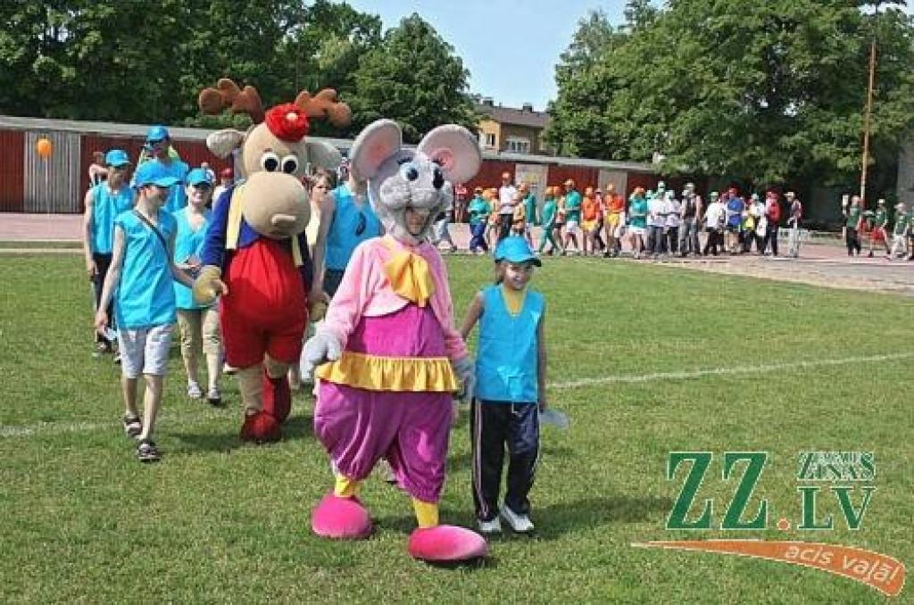 Pasākuma dalībnieki iesoļo stadionā.
Autors: Agris Samcovs.