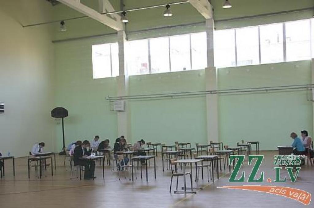 Kamēr Kalnciema pilsētas vidusskolas jaunā sporta zāle gaida nepieciešamo aprīkojumu, to izmanto centralizētajiem eksāmeniem, kurus kārto ne tikai pašu, bet arī kaimiņu – Līvbērzes un Valgundes novada Kalnciema vidusskolas – absolventi.
Autors: Krišjānis Grantiņš.