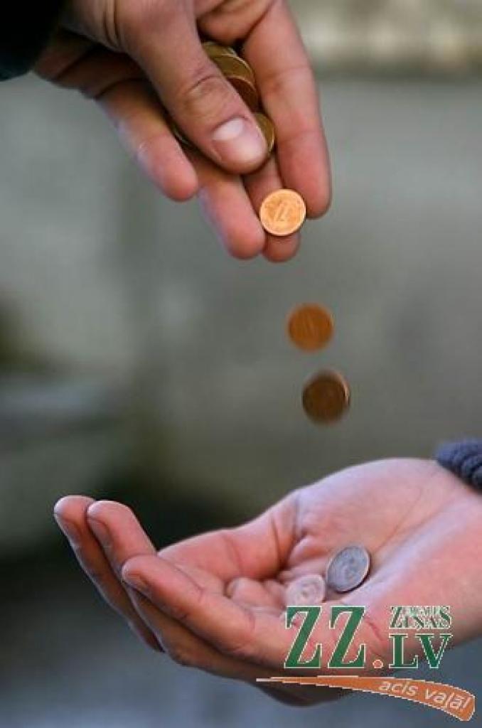 Lai nepieļautu pensionāru iedzīšanu vēl lielākā nabadzībā, Jelgavas Pensionāru biedrība nosūtījusi atklātu vēstuli Valsts prezidentam un Ministru prezidentam.
Autors: No «Ziņu» arhīva.