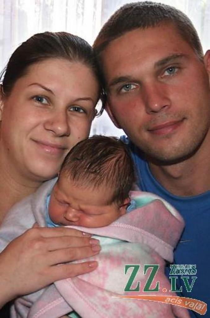 Viktorija Lobanova un Mihails Ivanovs ar dēlu Marku.
Autors: Agris Samcovs.