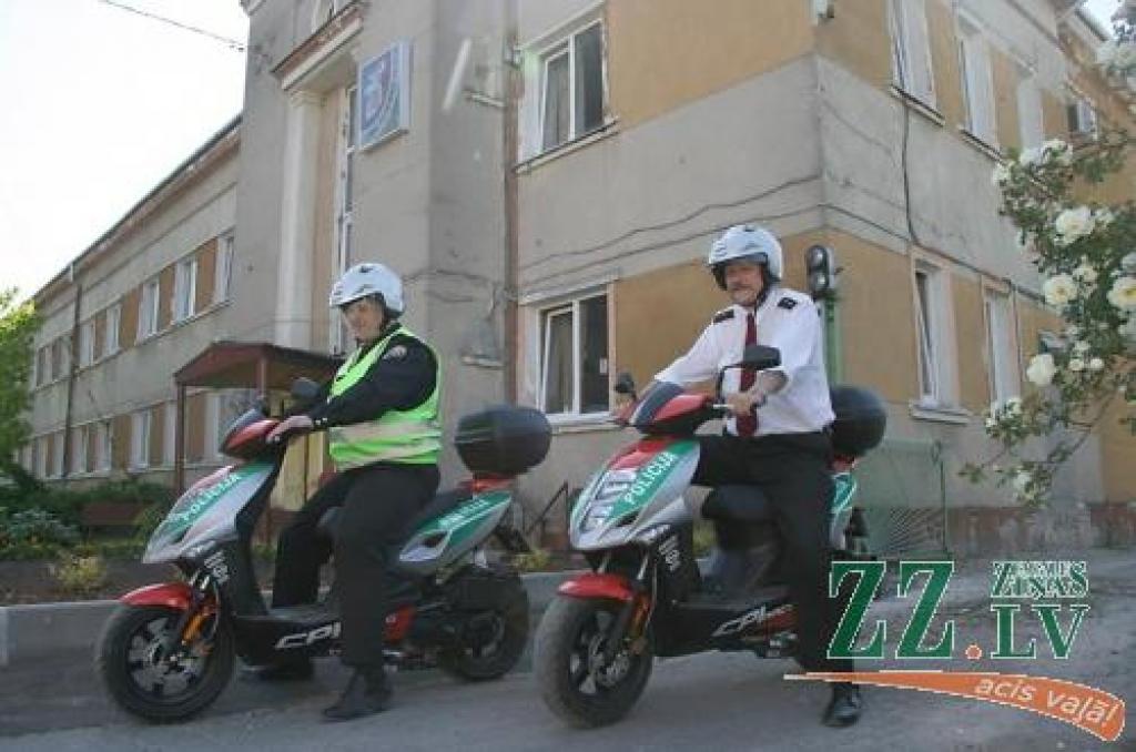 Jaunos transporta līdzekļus ikdienas darbā izmantos arī Jelgavas Pašvaldības policijas Satiksmes uzraudzības nodaļas inspektors Māris Meijers (no kreisās), bet izmēģināt tikko iegūto pirkumu ir gatavs arī iestādes Transporta nodaļas priekšnieka pienākumu izpildītājs Ilmārs Baltruns.
Autors: Inga Karlinska.