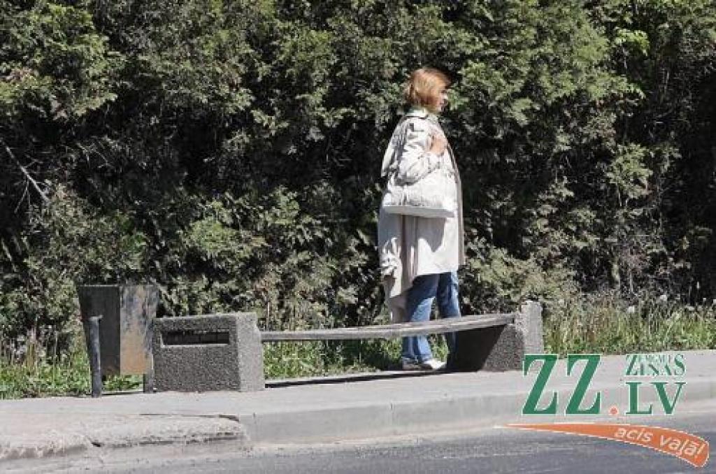 Vecmāmiņa Silvija ironiski spriež, ka zemie soliņi nozīmē pakāpenisku japāņu tradīciju ieviešanu.
Autors: Krišjānis Grantiņš.