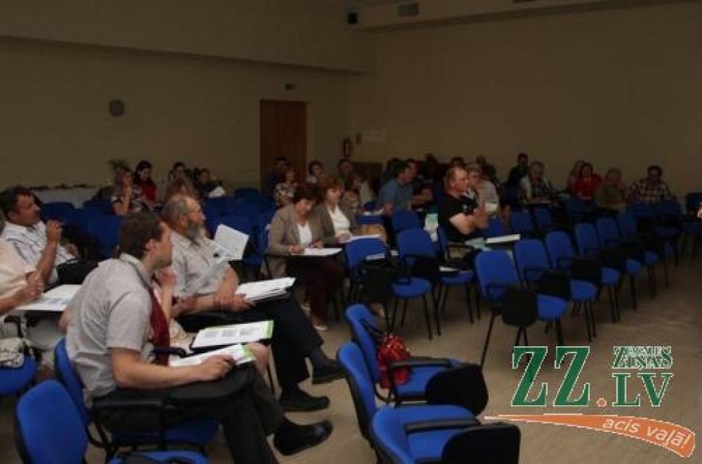 Skarbas diskusijas potenciālo ES atbalsta saņēmēju un LAD pārstāves Ineses Robežnieces vidū raisījās par iespējām saņemt sabiedrisko finansējumu. Daudzi domā, ka tikai no lieka iztērē naudu konsultantu algošanai, bet projektu īstenot tāpat neizdodas.
Autors: Krišjānis Grantiņš.