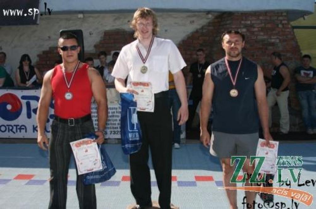 Gints Reinholds (vidū) zelta medaļu nopelnīja, 84 kilogramu svara stieni uzspiezdams 34 reizes. 
Autors: No kluba «Apolons» arhīva.