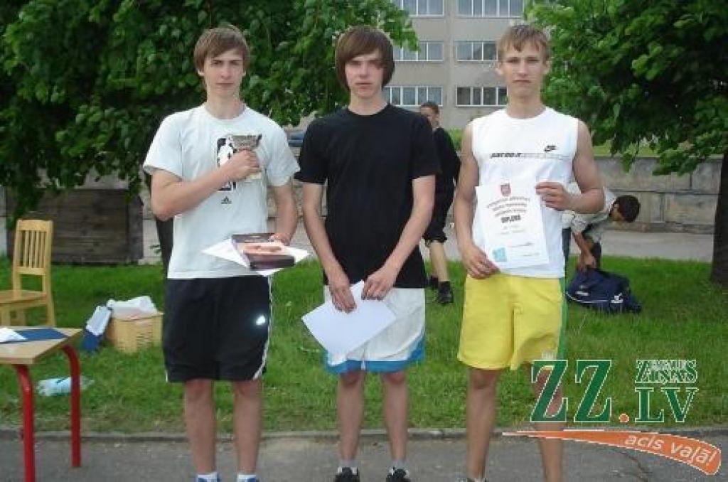 Desmito klašu uzvarētāji Spīdolas ģimnāzisti - (no kreisās) Jānis Rihards, Kārlis Rudmiezis un Jānis Vuguls. 
Autors: Jānis Rihards.