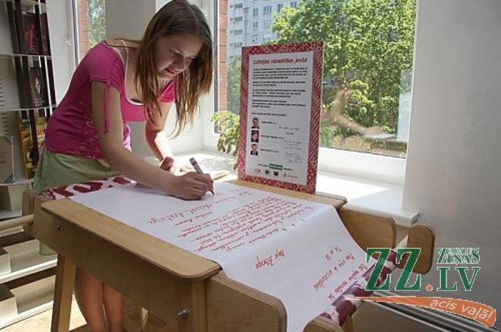 Savu veltījumu Latvijai atstāja arī bibliotēkas «Pārlielupe» lasītāja, 10.klases skolniece Kristiāna Zēberga.
Autors: Krišjānis Grantiņš.