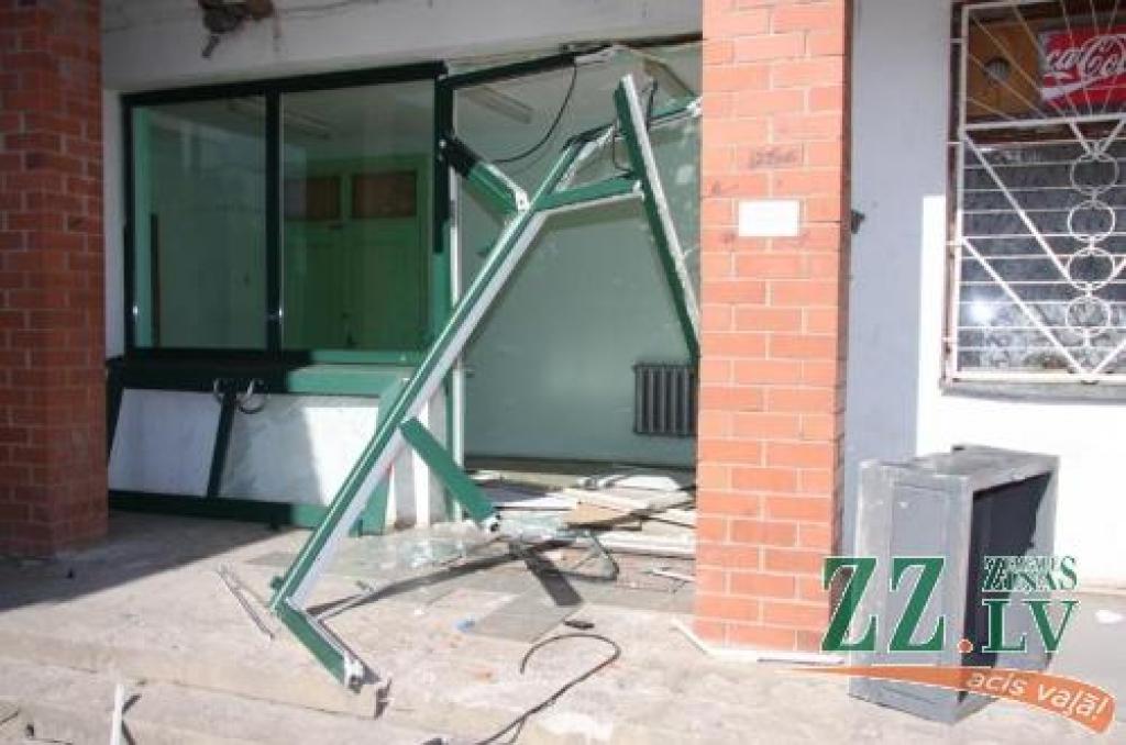 Garnadžu dēļ elejniekiem kādu laiku būs jāiztiek bez bankomāta, ko Hansabanka sola uzstādīt no jauna.
Autors: Krišjānis Grantiņš.