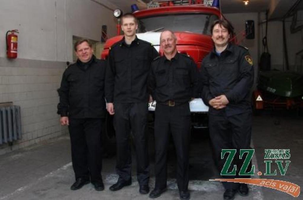 Ugunsdzēsēja glābēja spriedzes pilnajā darbā neiztikt bez labas komandas. VUGD Jelgavas brigādes Elejas posteņa glābējs Linards Zāģeris (otrais no kreisās) strādā roku rokā ar šoferi Juri Seļezņovu (pirmais no kreisās), posteņa komandieri Valēriju Orlovu un vada komandiera vietnieku Jāni Tiščenkovu.
Autors: Krišjānis Grantiņš.