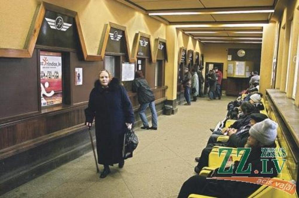 Visai bēdīgā stāvoklī esošā Jelgavas autoosta savas pastāvēšanas pēdējos gadus, domājams, aizvadīs rīdzinieku pārraudzībā.
Autors: No «Ziņu» arhīva.