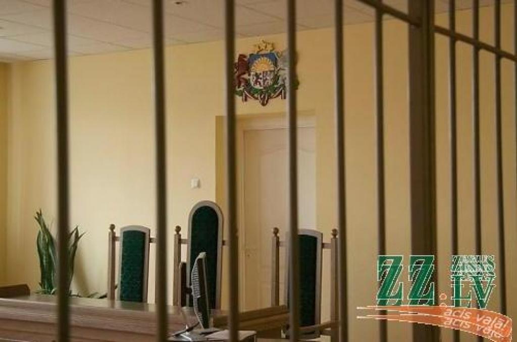 Aizvadītās nedēļas laikā tiesas priekšā stājušies astoņi dažādus pārkāpumus pieļāvuši autovadītāji.
Autors: No «Ziņu» arhīva.