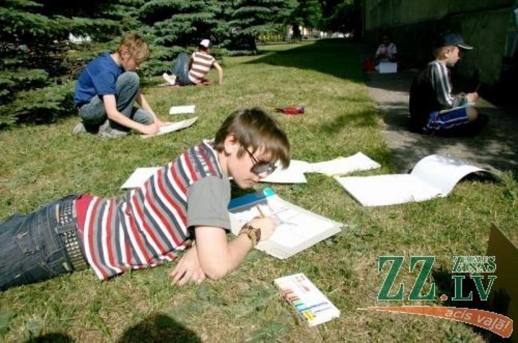 Nometnes pirmā zīmēšanas nodarbība.
Autors: Inga Karlinska.