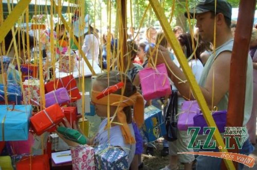 Aizsietām acīm katrs atrakcijas dalībnieks varēja «izvēlēties» sev dāvanu.
Autors: Linda Lindenbauma.