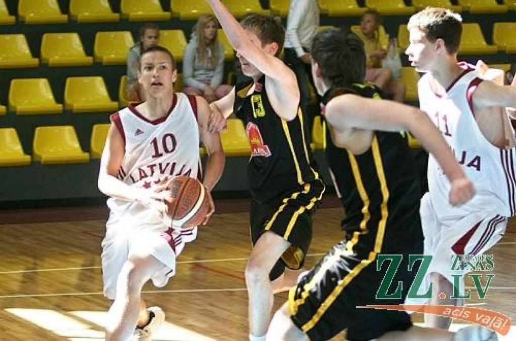 Uvis Strogonovs (no kreisās) dodas uz grozu. Turpat blakus - arī turnīra labākais spēlētājs Česlavs Mateikovičs (11.numurs).
Autors: Agris Samcovs.