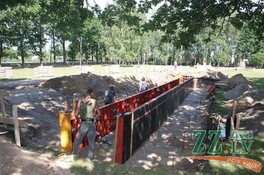 Memoriāla izveidošanas darbus Svētbirzē iecerēts pabeigt līdz augusta vidum.
Autors: Agris Samcovs.