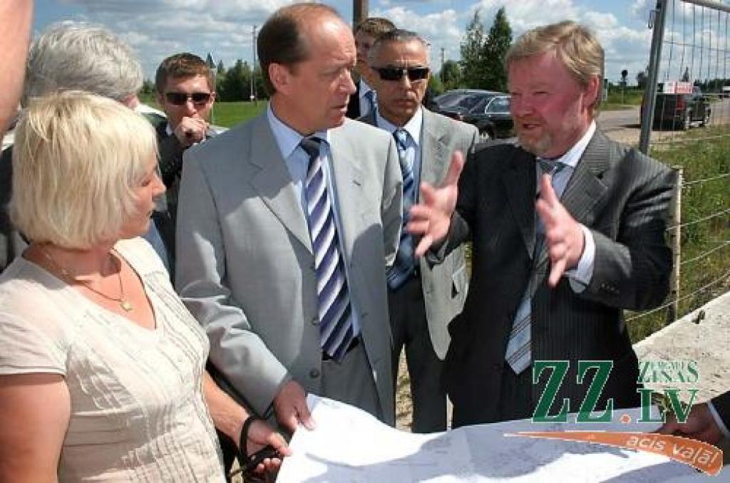 Krievijas vēstnieks Aleksandrs Vešņakovs apmeklē sašķidrinātās gāzes termināļa celtniecības vietu.
Autors: Agris Samcovs.