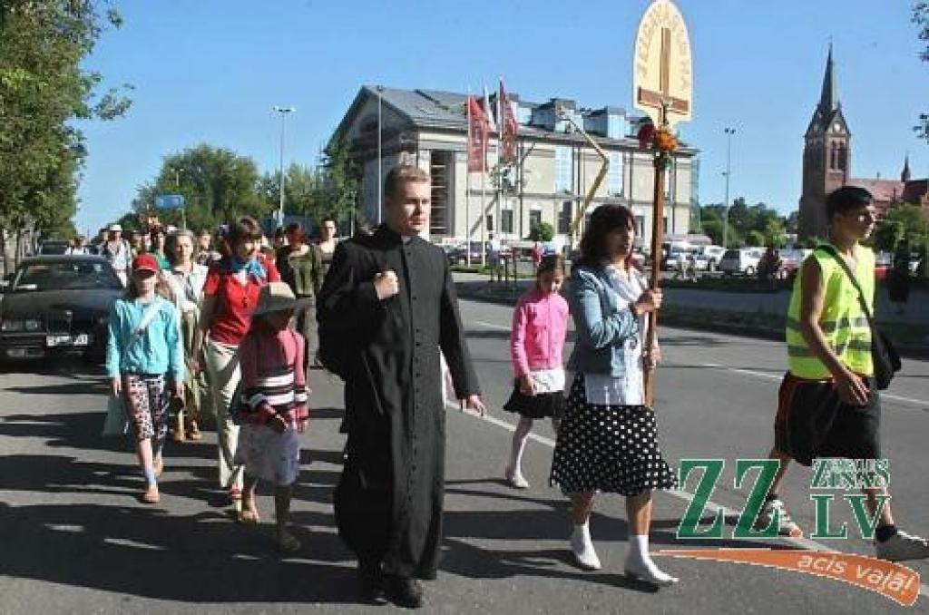 Skandējot dziesmas, Aglonas svētceļnieki atstāj Jelgavu.
Autors: Agris Samcovs.