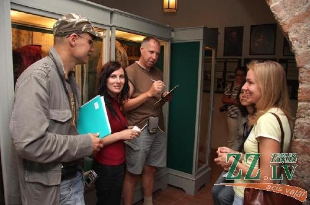 Tūrisma nozarē strādājošie Artis Gustovskis, Ilze Djačuka, portāla www.travelnews.lv pārstāve Jelgavas pilī. 
Autors: Krišjānis Grantiņš.