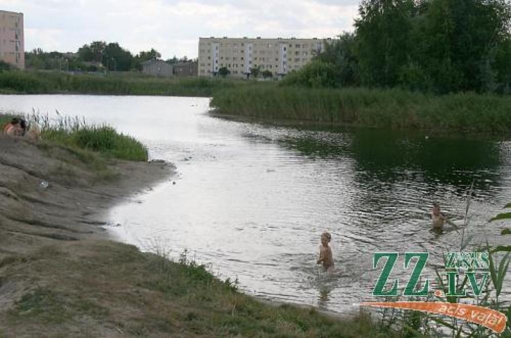 Arī trešdien šajā vietā peldējās bērni. Šoreiz - pieaugušo pieskatīti.
Autors: Inga Karlinska.