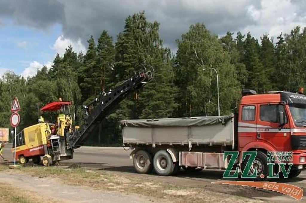 Kamēr satiksme Loka maģistrālē nav slēgta, notiek asfalta virskārtas noņemšana.
Autors: Inga Karlinska.
