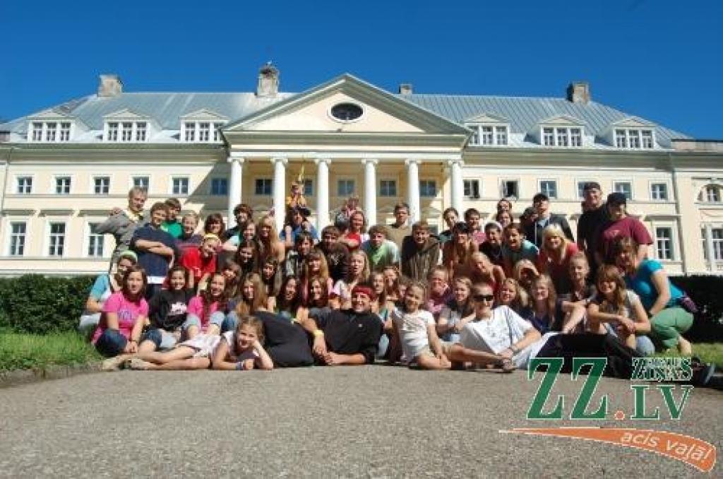 Angļu valodas nometnes «Being Human» dalībnieki pie Kazdangas muižas pils.
Autors: No nometnes bilžu arhīva. 