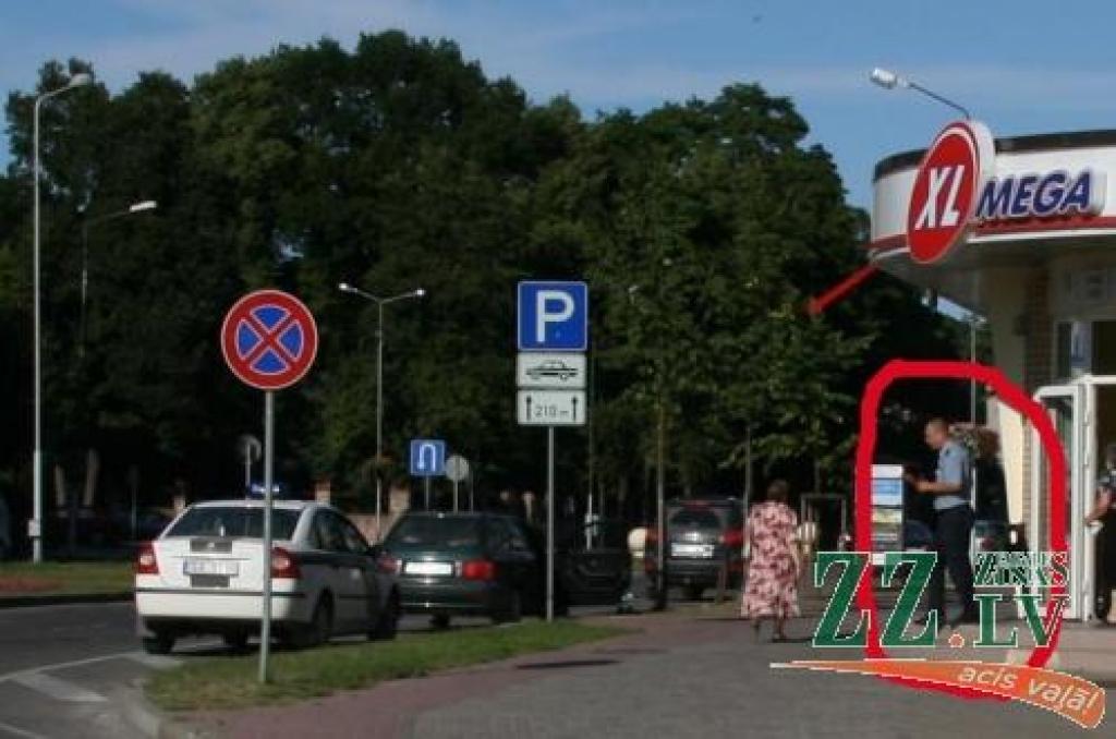 Automašīna ar ieslēgtām avārijas gaismām zem zīmes nebija novietota tehniska defekta dēļ. Šoreiz, izskatās, iemesls bija ikdienišķa iepirkšanās.
Autors: Inga Karlinska.