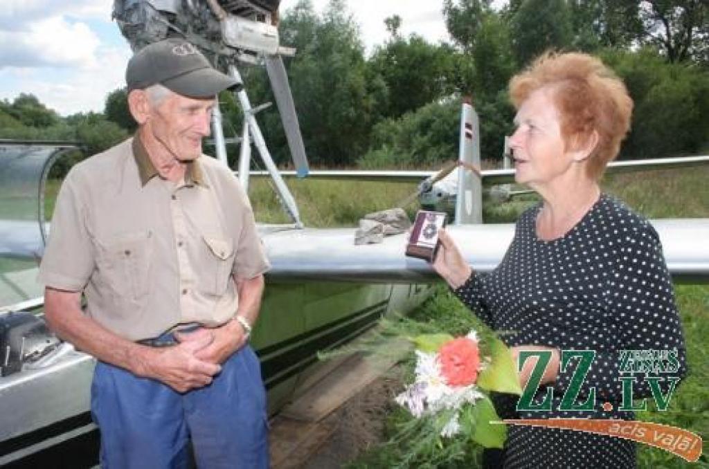 Latvijas Sporta veterānu savienības valdes locekle Ruta Melhere pasniedz Hubertam Štekelam «Sporta slavas» medaļu. 
Autors: Agris Samcovs.