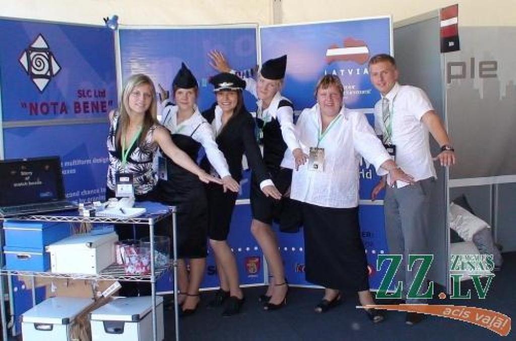 Kristīne Stanga, Elīna Miķelsone, Vineta Peimane un skolotāja Inta Jorniņa kopā ar «Junior Achievement - Latvija» pārstāvjiem.
Autors: «Junior Achievement - Latvija».