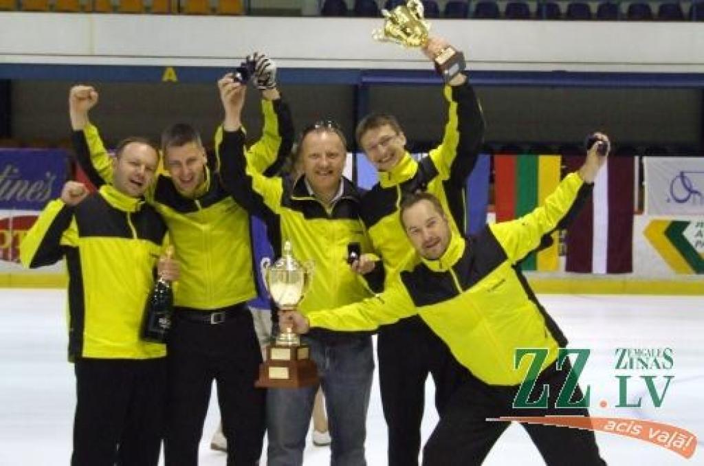 Kērlinga turnīrā «Ondulat Cup 2008» galveno balvu izcīnījuši «Junkers» kērlingisti.
Autors: Reinis Zābers.