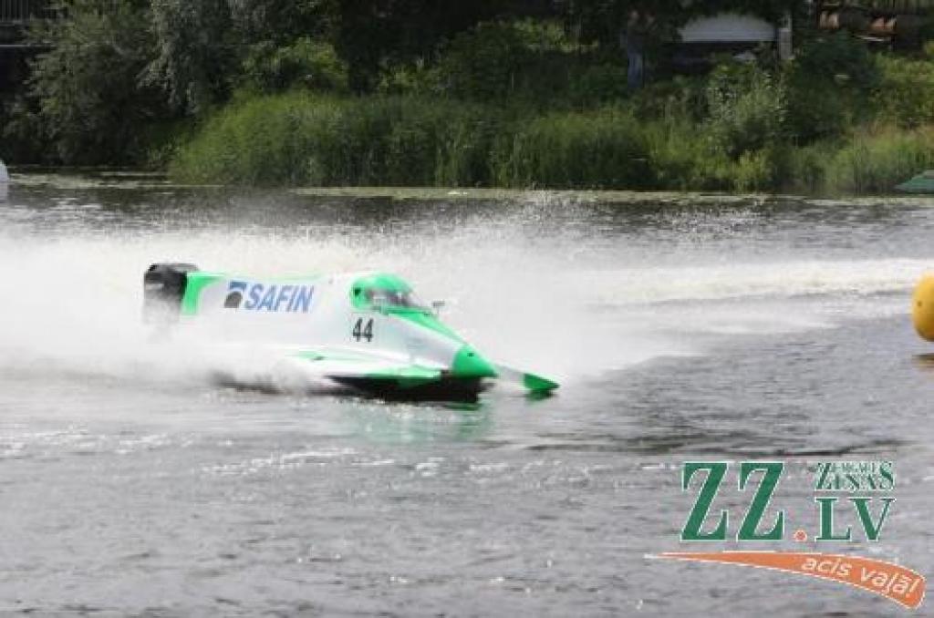 Pēc nedēļas Uģa Grosa laiva vagos Lielupes viļņus.
Autors: No «Ziņu» arhīva.