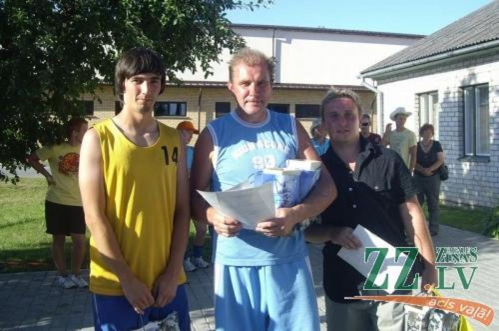 Spraigā cīņā fināla spēles papildlaikā strītbolā 1.vietu kopvērtējumā izcīnīja pieredzējušie vīri no komandas «3XL». 
Autors: Ilze Roznere.