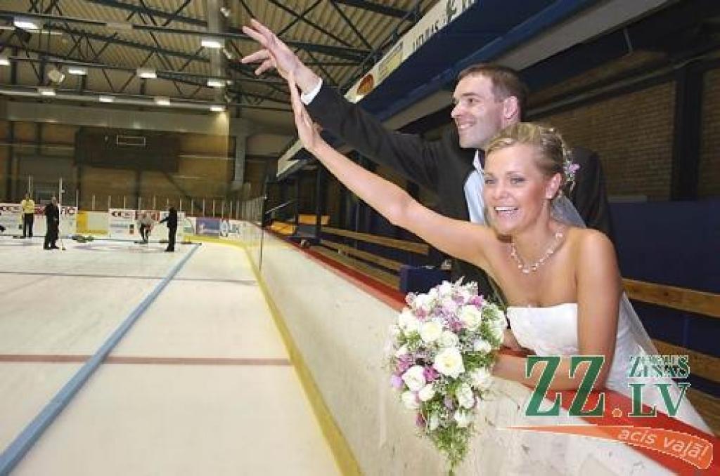 Kērlings gan brīvajā laikā, gan arī dzīves nozīmīgākajā dienā - tā sanācis jaunajai ģimenei Ivetai un Normundam Šaršūniem.
Autors: Agris Samcovs.