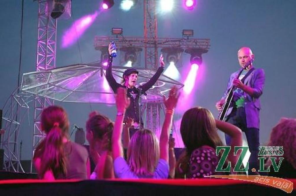 «Prāta Vētra» vairāk nekā 15 tūkstošu skatītāju priekšā atklāj koncertturneju «Tur kaut kam ir jābūt».
Autors: Agris Samcovs.