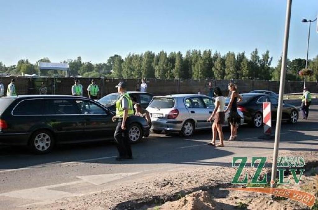 Nelielas neuzmanības dēļ pirms koncerta kulminācijas uz tilta notika neliela sadursme. Par laimi, bez cietušajiem.
Autors: Agris Samcovs.