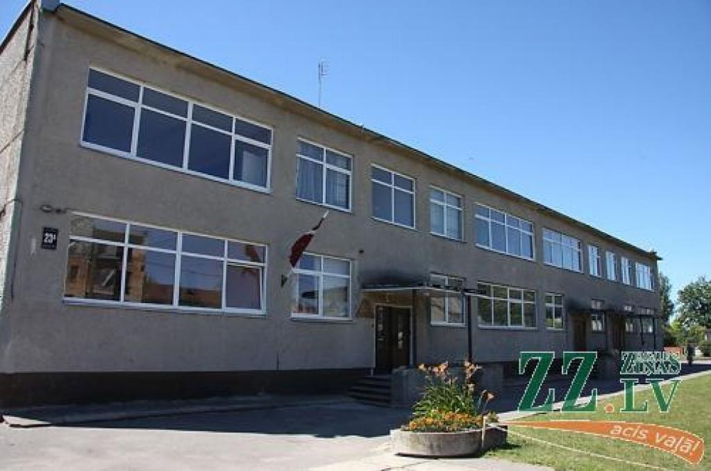 Jelgavas 3.pamatskolas bijušās filiāles audzēkņi turpmāk skolas gaitās dosies uz Uzvaras ielu 10 vai līdzšinējo 2.sanatorijas internātpamatskolu Filozofu ielā 50.
Autors: Krišjānis Grantiņš.