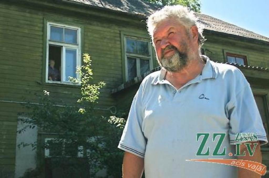 Mājas iedzīvotājs Jevgenijs sakarā ar gaidāmajām pārmaiņām izsakās lakoniski - galvenais, lai tik būtu jumts virs galvas.
Autors: Agris Samcovs.