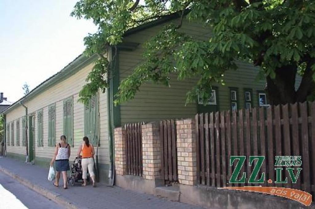 Kādreizējās SIA «Jelgavas tuberkulozes slimnīca» teritorijā darbosies Krīzes vadības centrs un pašvaldības aģentūra «Pilsētsaimniecība».
Autors: Agris Samcovs.