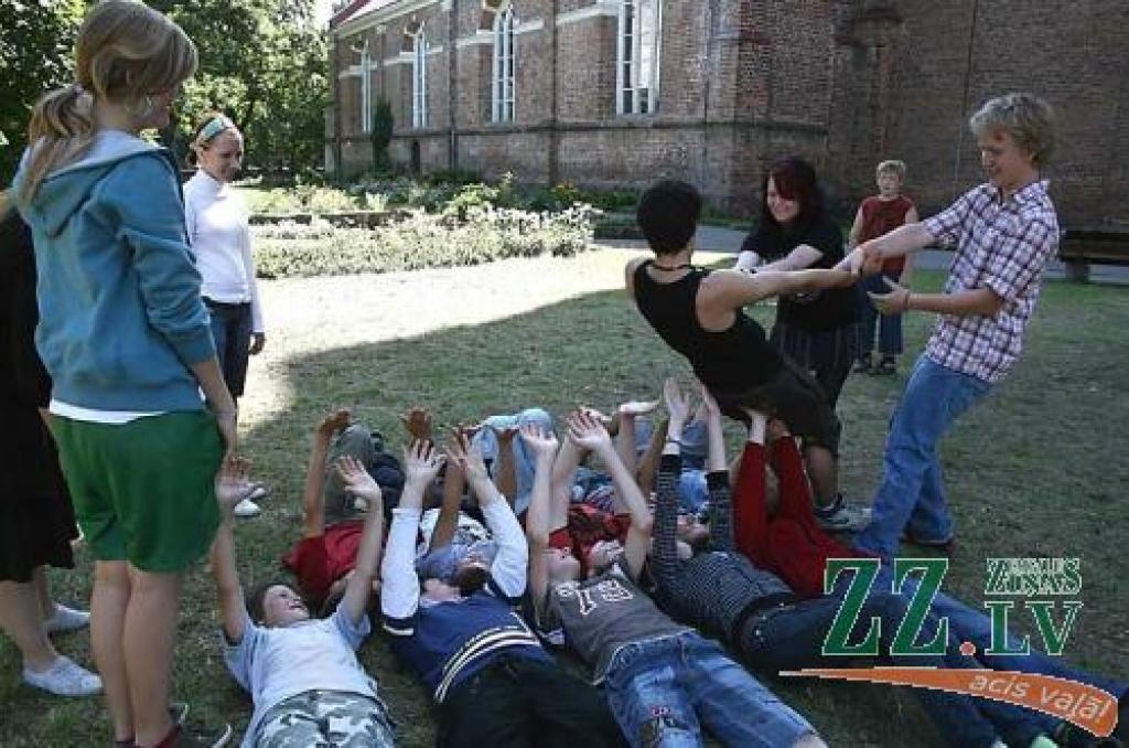 Zviedru jaunieši kopā ar vietējiem iesaistījušies aizraujošā spēlē. 
Autors: Elga Dudareva.